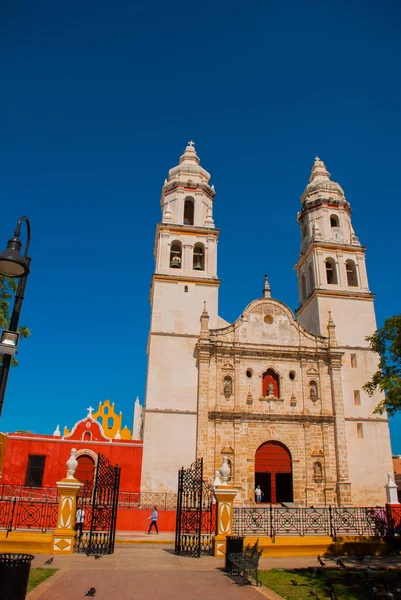 Cattedrale, Campeche, Messico: Plaza de la Independencia, in Campeche, Città Vecchia del Messico di San Francisco de Campeche — Foto Stock