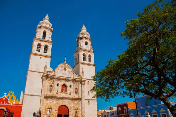 São Francisco de Campeche, México. Catedral em Campeche em um fundo azul céu — Fotografia de Stock