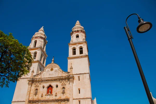 San Francisco de Campeche, Messico. Cattedrale di Campeche su sfondo cielo blu — Foto Stock