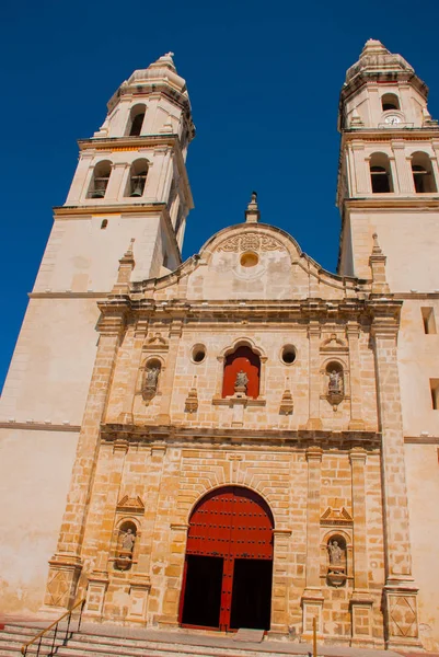 São Francisco de Campeche, México. Catedral em Campeche em um fundo azul céu — Fotografia de Stock