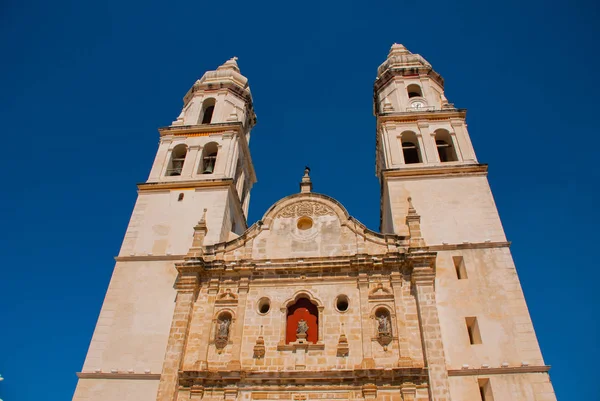 San Francisco de Campeche, Messico. Cattedrale di Campeche su sfondo cielo blu — Foto Stock