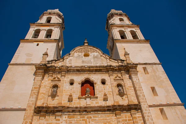 São Francisco de Campeche, México. Catedral em Campeche em um fundo azul céu — Fotografia de Stock