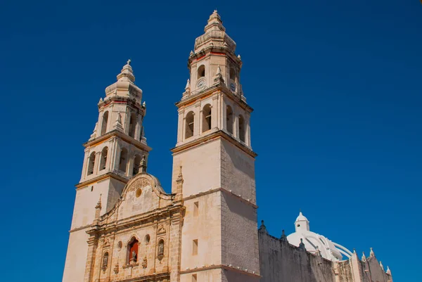 Cattedrale sullo sfondo del cielo blu. San Francisco de Campeche, Messico . — Foto Stock