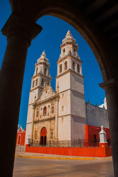 Catedral de Campeche, México vista a través de un arco de piedra —  Fotos de Stock