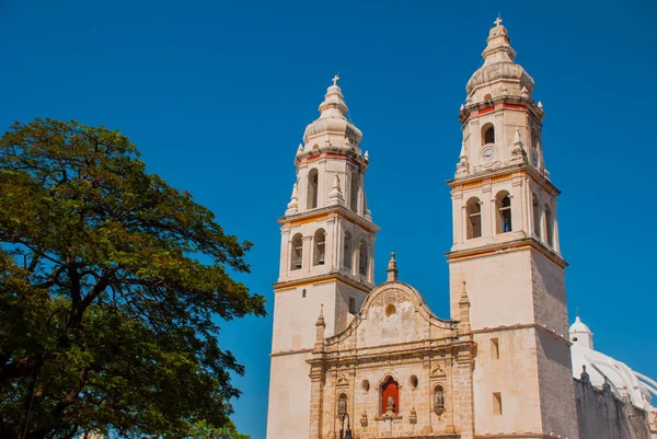 Cattedrale sullo sfondo del cielo blu. San Francisco de Campeche, Messico . — Foto Stock