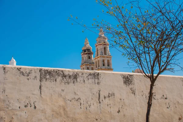 San Francisco de Campeche, México: Vista de la antigua Catedral de Campeche y las murallas de la fortaleza — Foto de Stock