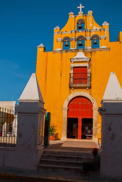Campeche, Meksyk: Ogród Katedra san francisco de Campeche z musem. San Francisco de Campeche — Zdjęcie stockowe