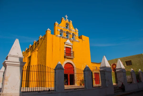 坎佩切, 墨西哥: 大教堂的庭院旧金山 de 坎佩切与博物馆。旧金山 de 坎佩切 — 图库照片