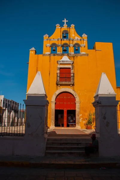 CAMPECHE, MÉXICO: Jardim da Catedral de São Francisco de Campeche com musem. São Francisco de Campeche — Fotografia de Stock