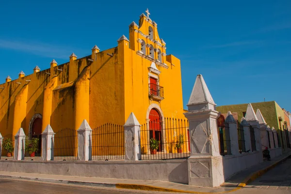 Campeche, Meksyk: Ogród Katedra san francisco de Campeche z musem. San Francisco de Campeche — Zdjęcie stockowe