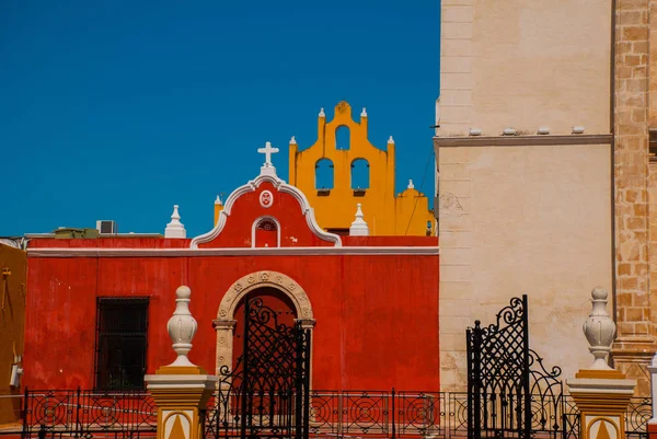 CAMPECHE, MESSICO: Giardino della Cattedrale san francisco de campeche con musem. San Francisco de Campeche — Foto Stock