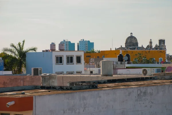 Ovanifrån av staden och katedralen San Jose tidigare. Det var det viktigaste tempelet av Jesuit kloster och nu är det ett kulturcentrum i San Francisco de Campeche, Mexiko — Stockfoto