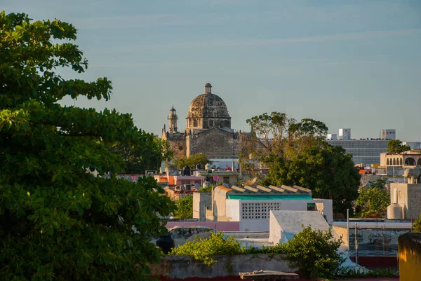 サン ・ フランシスコ ・ デ ・ カンペチェ、メキシコ: 元サンノゼ大聖堂の景色。イエズス会修道院、カンペチェの現在の文化センターの本堂だった. — ストック写真