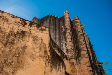 Antik Katedrali. Katolik Kilisesi mavi gökyüzü arka plan üzerinde. San Francisco de Campeche, Mexico