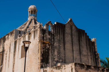 Antik Katedrali. Katolik Kilisesi mavi gökyüzü arka plan üzerinde. San Francisco de Campeche, Mexico