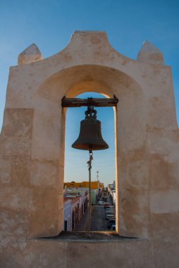 San Francisco de Campeche, Meksika Muhafız kulede çan. Kale duvarlarından görüntülemek