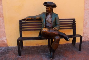 Campeche, Meksika: Bronz heykel Casa Don Gustavo Hotel, San Francisco de Campeche, adam bir eski takım elbise ve şapka önünde bir bankta oturur..