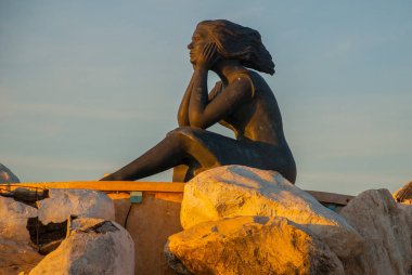 Campeche, Meksika: kayaların üzerinde oturan bir kadın heykeli. San Francisco de Campeche Rıhtımlar üzerinde heykel.