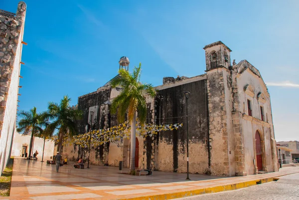 Catedral Antiga. Igreja Católica em fundo céu azul. São Francisco de Campeche, México — Fotografia de Stock