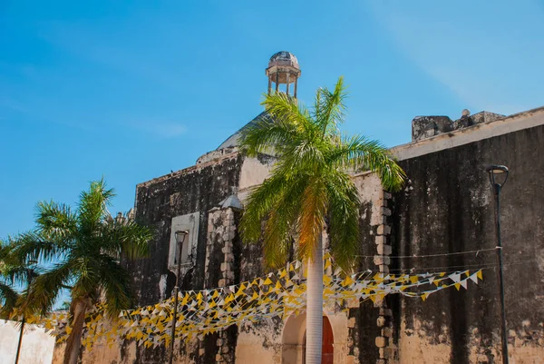 Catedral Antiga. Igreja Católica em fundo céu azul. São Francisco de Campeche, México — Fotografia de Stock