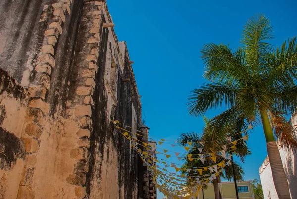 Starověký chrám. Katolická církev na pozadí modré oblohy. San Francisco de Campeche, Mexiko — Stock fotografie
