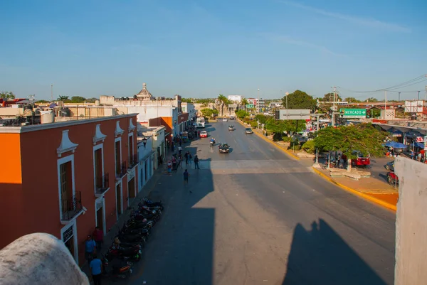 Felülnézete a színes város San Francisco de Campeche szálláshelyén. Gyönyörű gyarmati építészet a történelmi központban, Campeche, Mexikó. Színes homlokzatú házak utca. — Stock Fotó