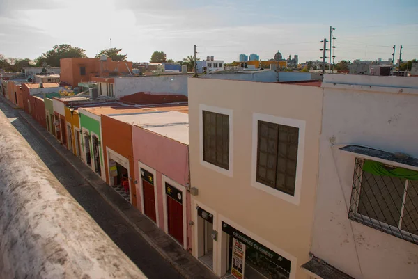 Το Top view από την πολύχρωμη πόλη Σαν Φρανσίσκο de Campeche. Υπέροχα δείγματα αποικιακής αρχιτεκτονικής στο ιστορικό κέντρο της Campeche, Μεξικό. Οδός με πολύχρωμες προσόψεις των σπιτιών. — Φωτογραφία Αρχείου