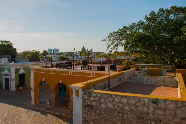 Vista superior de la colorida ciudad de San Francisco de Campeche. Hermosa arquitectura colonial en el centro histórico de Campeche, México. Calle con fachadas coloridas de casas . — Foto de Stock