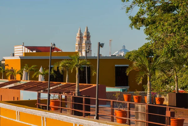 San Francisco de Campeche, Mexikó: a házak és a katedrális felülnézet — Stock Fotó