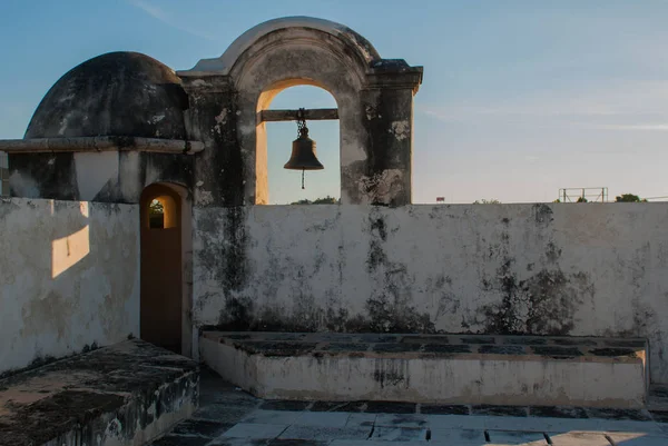 O sino na torre da guarda em São Francisco de Campeche, México. Vista das muralhas da fortaleza — Fotografia de Stock