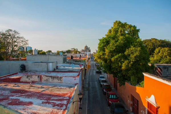 Pohled shora na barevné město San Francisco de Campeche. Krásné koloniální architektura v historickém centru města Campeche, Mexiko. Ulice s barevné fasády domů. — Stock fotografie