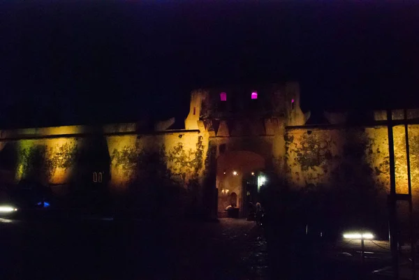 San Francisco de Campeche, Mexiko: stará zeď pevnosti a vchod do historického centra. Pozemní brána Puerta de Tierra v noci s barevným osvětlením. — Stock fotografie