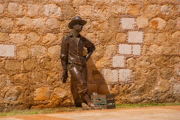 CAMPECHE, MEXICO: Bronze statue fisherman on the city wall of San Francisco de Campeche — Stock Photo, Image