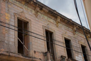 Holguin, Küba: sokakta cam olmadan harap eski ev