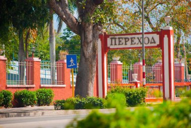 Holguin, Küba: Rus geçiş işareti. Yeraltı Geçidi otobüs istasyonunda Rus mimar tarafından inşa