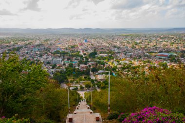 Küba. Holguin: Cross Tepesi 'nden Holguin şehri manzaralı peyzaj. Basamakları aşağı doğru giden bir merdiven. Şehir panoraması.