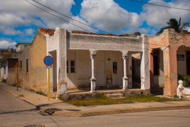 Holguin, Küba: street sütunları olan bir ev ile