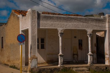 Holguin, Küba: street sütunları olan bir ev ile