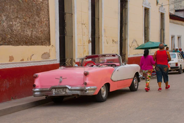 Holguin, Cuba : vieille voiture rose rétro garée dans une rue du centre-ville . — Photo