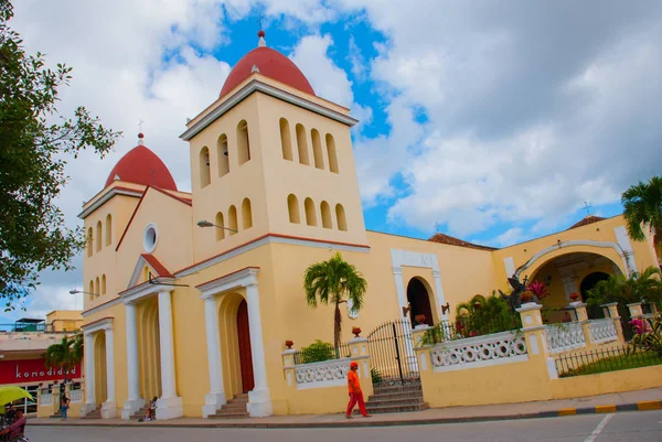 Holguin, Kuba: Na zewnątrz katedry San Isidoro Peralta Park się — Zdjęcie stockowe