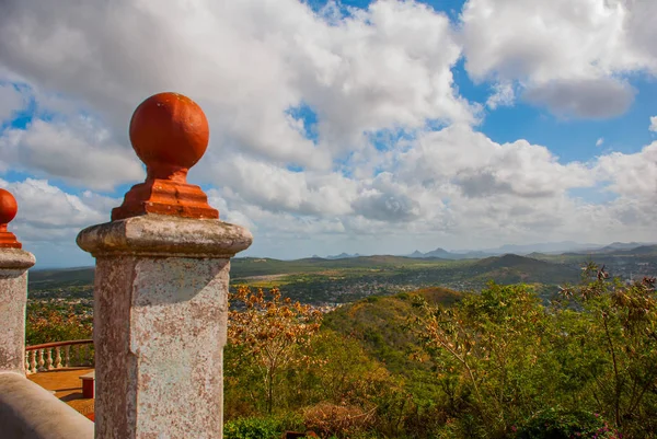 Куба. Ольгин: Пейзаж з видом на місто Ольгин від пагорба Хреста. — стокове фото
