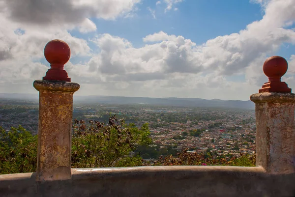 Cuba. Holguin: Landschap met uitzicht op de stad Holguin vanaf de heuvel van het Kruis. — Stockfoto