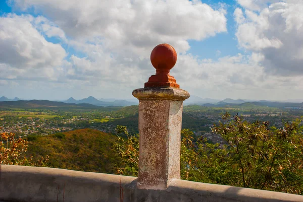 Cuba. Holguin: Paesaggio con vista sulla città Holguin dalla collina della Croce . — Foto Stock
