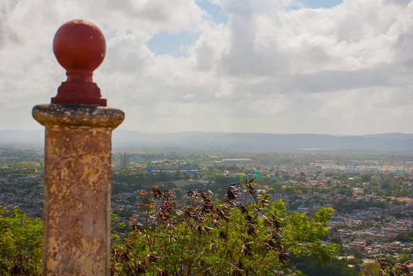 Küba. Holguin: Peyzaj Holguin haç Tepesi'nden şehir manzarasına sahip. — Stok fotoğraf