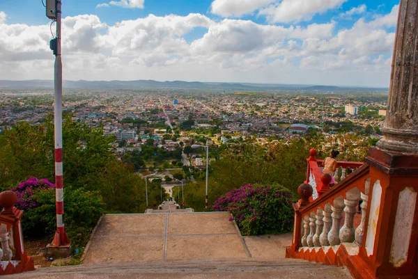 キューバ。オルギン: 十字架の丘から市のオルギンの景色を望む風景。段差のある階段。シティパノラマ. — ストック写真