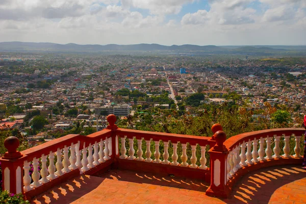 Kuba. Holguin: Krajobraz z widokiem miasta Holguin ze wzgórza Krzyża. — Zdjęcie stockowe