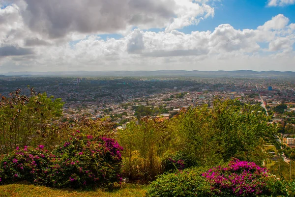 Cuba. Holguín: Vista superior de la ciudad Holguín . — Foto de Stock