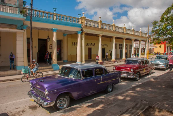 Holguin, Cuba : vieilles voitures rétro garées dans la rue dans le centre-ville — Photo