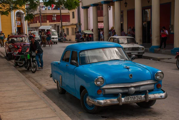 거리에 Holguin, 쿠바: 레트로 블루 오래 된 자동차 — 스톡 사진