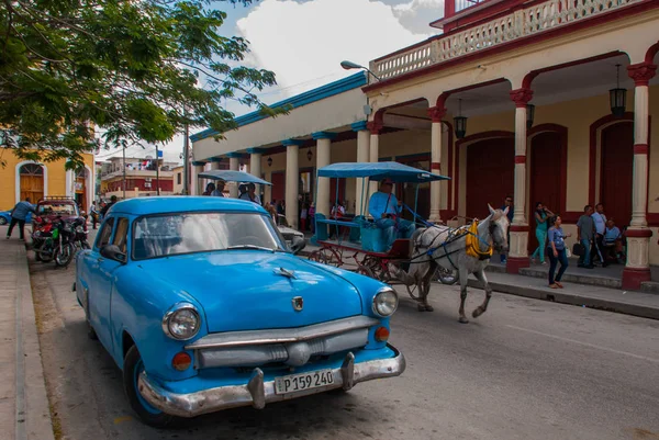 Holguin, Kuba: retro kék régi autós és lovas kocsi az utcán — Stock Fotó